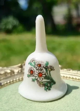 Хорошенький миниатюрный колокольчик!