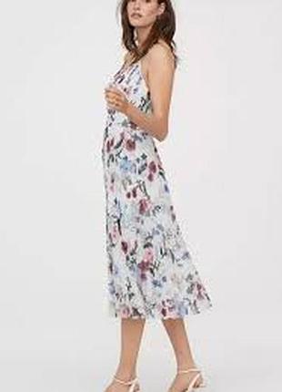 Неймовірна біла сукня  h&m в квітковий принт. р-р38