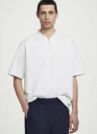 Біла футболка вільного крою з короткою блискавкою (half-zip cotton t-shirt) від відомого бренду cos.