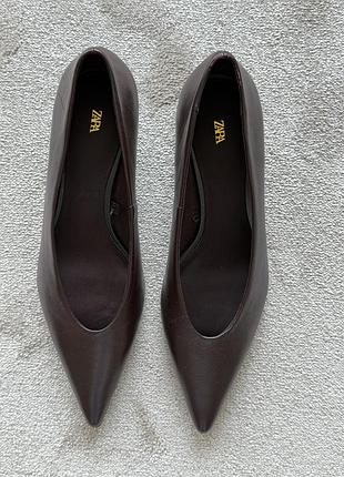 Туфлі жіночі zara на підборах кіттен (шкіра), розмір 39, з актуальної колекції, темний шоколад
