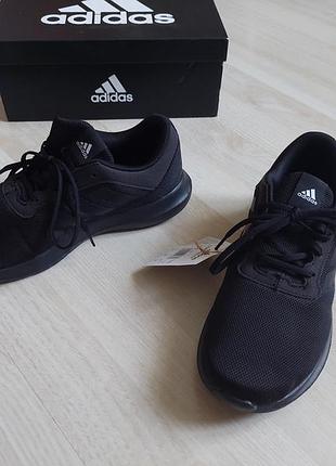 Кроссовки adidas.