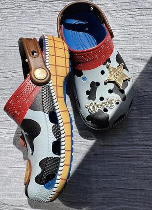Crocs j3 купляла старшому сину на оф.сайті. серія toy story x crocs classic clog woody — тематична колекція з персонажами pixar.