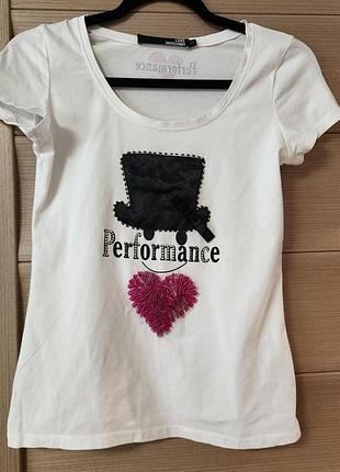 Яркая футболка от love moschino