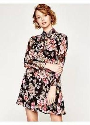 Жіноча чорна сукня prettylittlething з квітковим принтом, довгими пишними рукавами та ярусним низом із рюшами