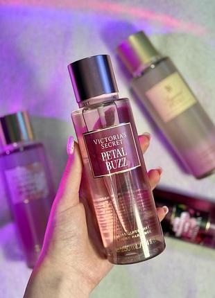 Парфумований спрей victoria's secret з лімітованої колекції "petal buzz"