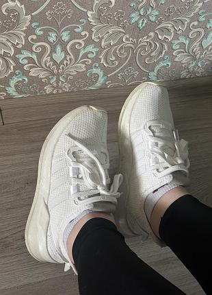 Кросівки adidas, білого кольору розмір 38,