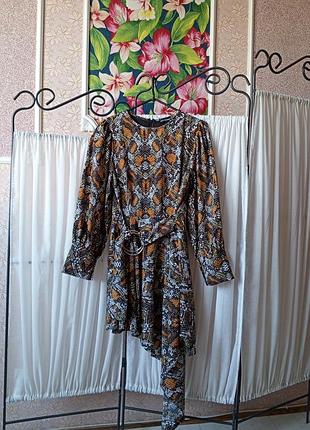 Стильне асиметричне плаття в зміїний принт prettylittlething.