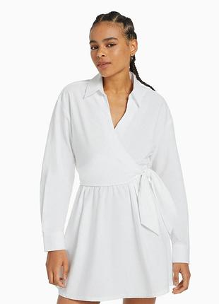 Біла сукня-сорочка з поясом bershka
