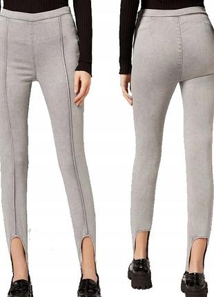 Серые джинсовые леггинсы со штрипками от calzedonia, размер s.