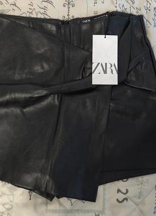 Черные шорты-юбка zara под кожу