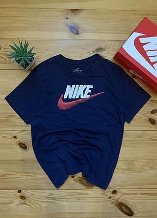Nike reflective big logo base t-shirt базова футболка найк з великим рефлективним логотипом на грудях
