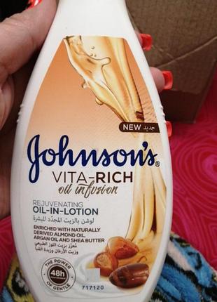 Лосьйон для тела johnson's vita-rich  питательный с маслами миндаль и ши 48 часов