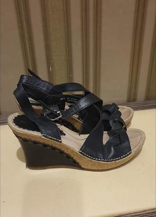 Женских босоножек hush puppies черного цвета с бежевыми вставками.
шкіряні 
розмір 37
устілка 23