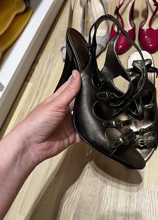 Стильні босоніжки guess