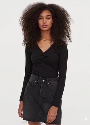 Черная базовая кофта с v-вырезом и сборкой на груди h&m divided, размер m