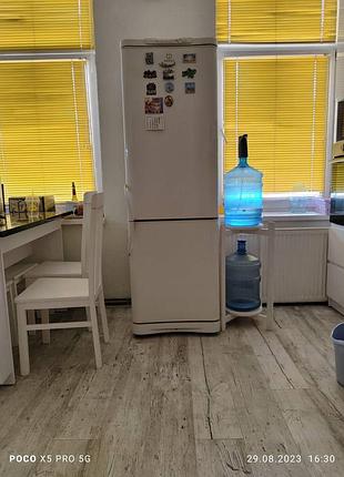 Дерев'яна підставка під два бутлі з водою з круглими полицями, фарбована 5
