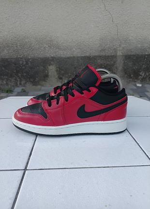 Кроссовки air jordan 1 low (553558-605)
размер 38.5 длина стельки 24 см
состояние хорошее
кожаные