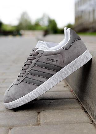 Adidas gazelle сірі замшеві кросівки. силует: класичні низькі кеди у вінтажному стилі, вперше випущені у 1960-х роках.