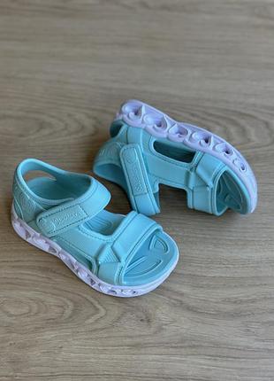 Skechers оригинальные фирменные светящиеся супер классные босоножки для девочки