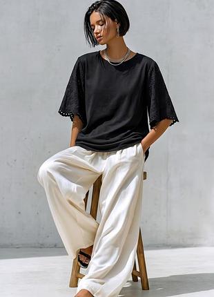 Черная хлопковая футболка с красивым вышитым рукавом uniqlo