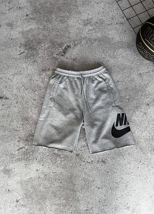 Чоловічі шорти nike в сірому кольорі