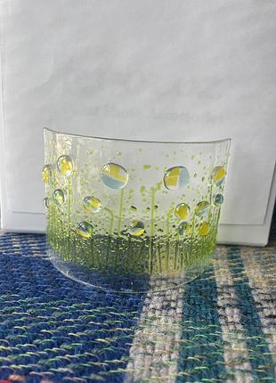 Скляна підставка для свічки (votive candle holder) з дизайном у вигляді луки з квітами.