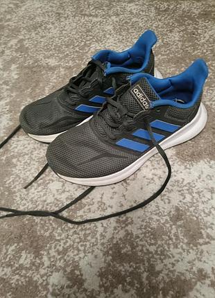 Оригинальные кроссовки adidas бу,размер 35,5
