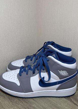 Кроссовки nike air jordan 1 mid true blue grey cement gs