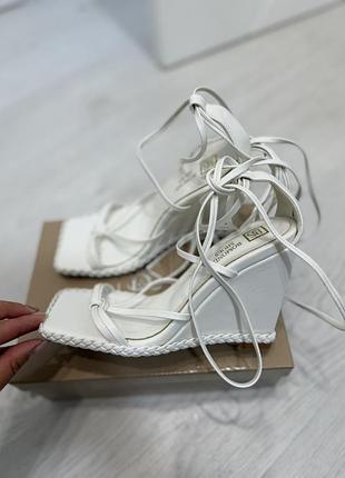 Білі босоніжки з квадратним носком та зав'язками bomond shoes