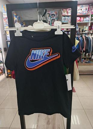 Черная футболка от бренда nike
