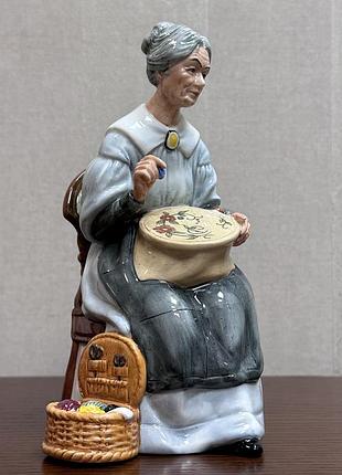 Фарфоровая статуэтка royal doulton «вышивальщица».