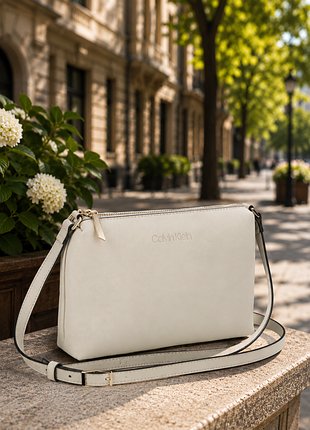 Оригінальна жіноча сумка крос-боді calvin klein minimal monogram, кремово-біла (з пильником)