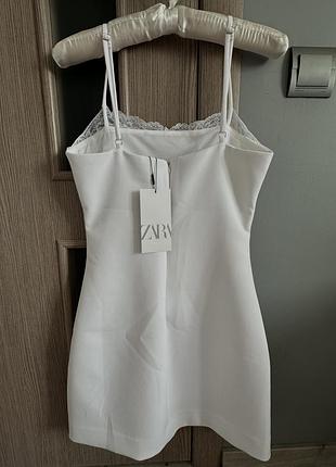 Zara біла сукня з мереживом коротка