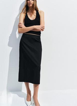 Трендовая черная приталенная юбка миди размер м zara