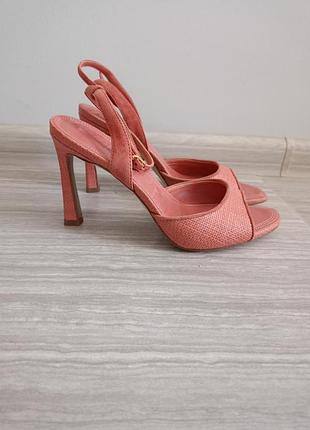 Розовые босоножки sam edelman с плетеным дизайном и ремешком на щиколотке