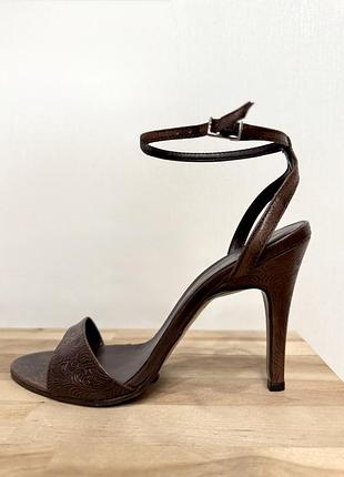 Босоніжки dorothy perkins коричневі на шпильці, шкіра з тисненням