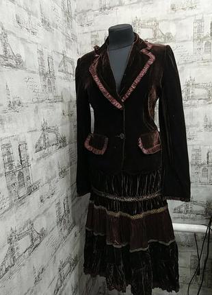 Велюровий коричневий костюм з паєтками, з кишенями на піджаку