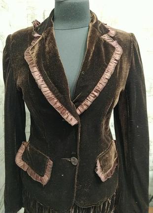 Велюровый  коричневый костюм с паетками, с карманами на пиджаке2 фото