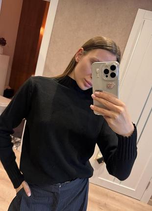 Чорний вʼязаний светр