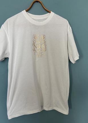 Чоловіча футболка nike nsw max 90 ftl 50th anniversary t-shirt у білому кольорі з лімітованої серії, що присвячена 50-річчю співпраці бренду