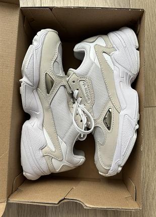 Бежеві кросівки adidas