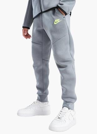 Urbanshop com ua брюки детские nike sportswear tech fleece grey hv5869-060 размеры запитуйте