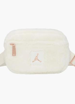 Urbanshop com ua сумка жіноча air jordan faux fur camera bag (1l) white 4a9007-782 розміри запитуйте