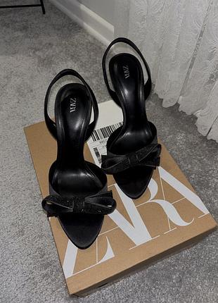 Жіночі мюлі zara