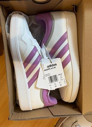 Нові жіночі кросівки adidas hoops 4.0 w, стильні та зручні  у білому кольорі з фіолетовими вставками, шкіряні ,оригінальні.розмір 37, по факту 38,24см