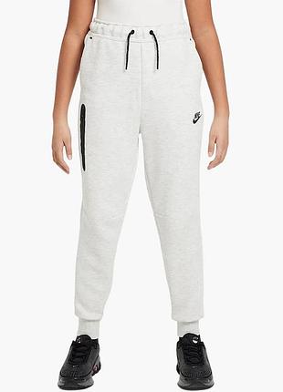 Urbanshop com ua брюки детские nike sportswear tech fleece grey hv8698-013 размеры запитуйте