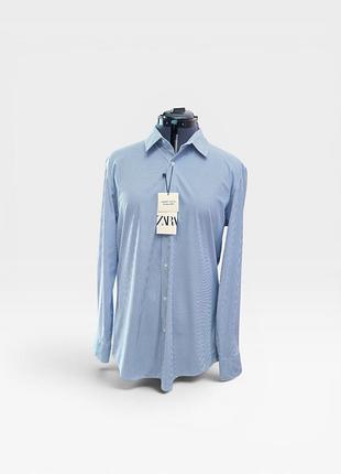 Мужская голубая рубашка в тонкую полоску от бренда zara. модель slim fit.