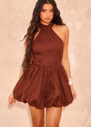 Коричнева сукня балон prettylittlething з пишною спідницею та відкритою спиною розмір s
