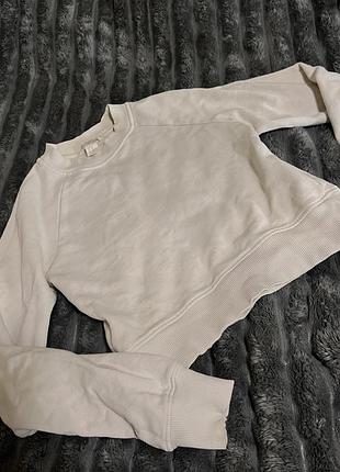 Білий світшот від бренду h&m має укорочений крій та виконаний з м'якої бавовни