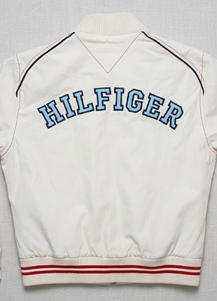 Стильна бомбер-куртка tommy hilfiger denim.артикул / код моделі: mar-shj 244186 11/02.розмір: s колір: молочний / слонова кістка (off-white), оригінал